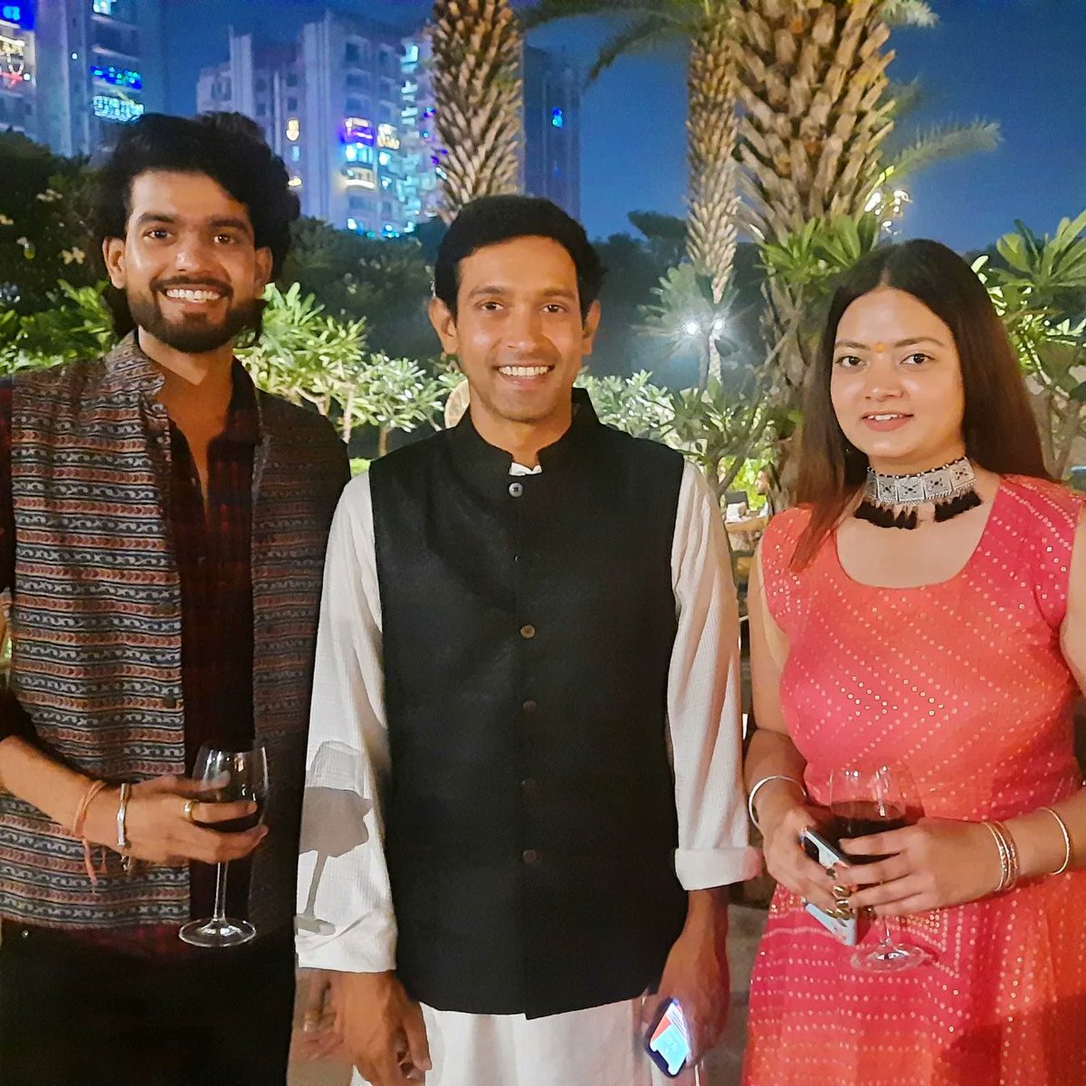 rjaykar468's tweet photo. Diwali celebration 2k22 🥳 with bollywood Actors #Bollywood #mumbaicity https://t.co/DWnFOxPyfv