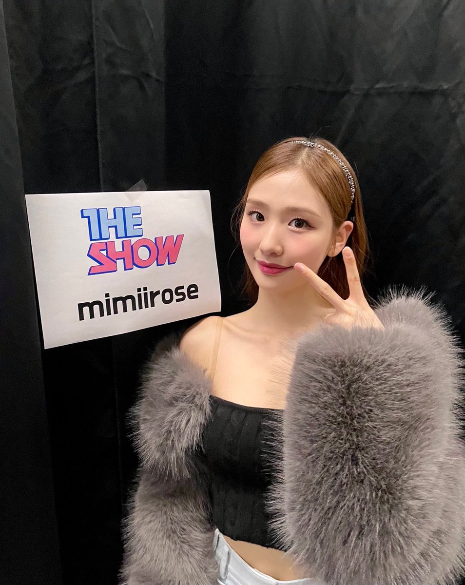 mimiirose_offcl's tweet photo. [📸] 미미로즈 회색뿅아리🐥가 알려주는 오늘의 더쇼❤️

우리 #SBS #MTV #더쇼 에서 만나요💗

#KillMeMore 로 빈틈없이 미미로즈 생각 〰️ 🎶

#mimiirose #미미로즈 #KillMeMore
#YESIMENTERTAINMENT https://t.co/pBApKqnATQ
