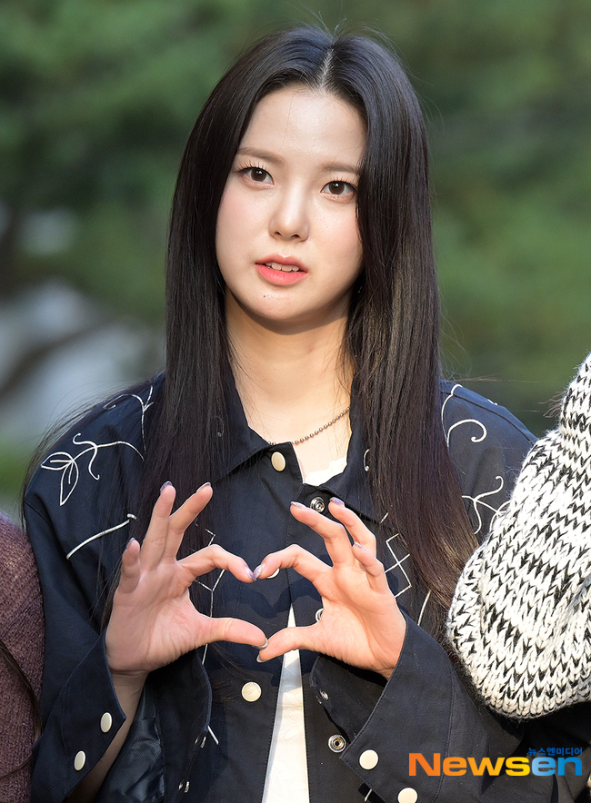 Celebsstyle5's tweet photo. 셀럽 : 케플러 최유진
어디 : 뮤직뱅크 출근길
브랜드 : 솔티페블 (SALTY PEBBLE)
모델 : BOHEMIAN COACH JACKET

https://t.co/VXaPce8Kym

 #솔티페블 #SALTYPEBBLE #케플러 #Kep1er #최유진 #자켓 #손민수 #손민수템 https://t.co/96DEg1PbY4