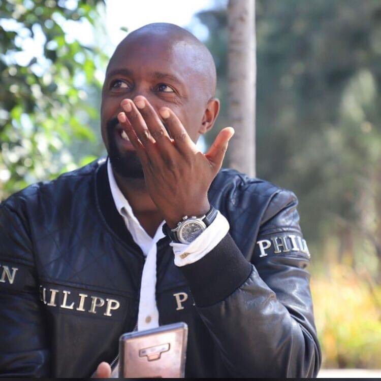 magrizasa's tweet photo. So we’re here, to confirm that WhatsApp is down. 🤣🤣🤣🤣 https://t.co/E15PTt7IxM