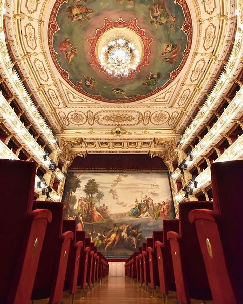 parmawelcomeoff's tweet photo. Se siete in visita a Parma il Teatro Regio è sicuramente una tappa imperdibile per rendere unico il vostro soggiorno in città. 
Un luogo unico e meraviglioso. Scoprite la sua storia, visitando il Foyer, la Sala e il Ridotto .  
Info > https://t.co/thIzKs74P2 https://t.co/v37AoRj9qV