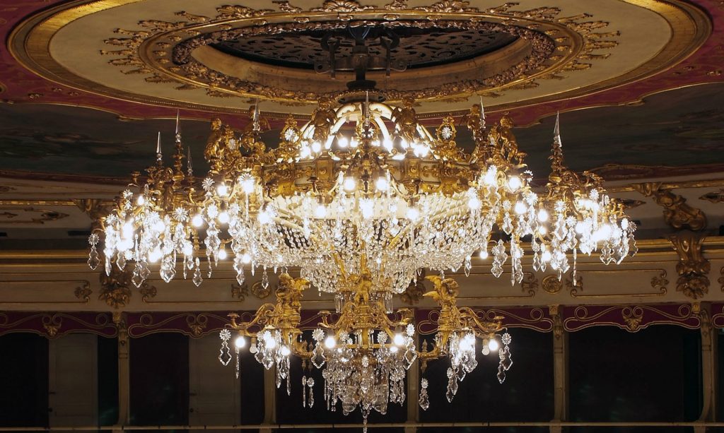 parmawelcomeoff's tweet photo. Se siete in visita a Parma il Teatro Regio è sicuramente una tappa imperdibile per rendere unico il vostro soggiorno in città. 
Un luogo unico e meraviglioso. Scoprite la sua storia, visitando il Foyer, la Sala e il Ridotto .  
Info > https://t.co/thIzKs74P2 https://t.co/v37AoRj9qV