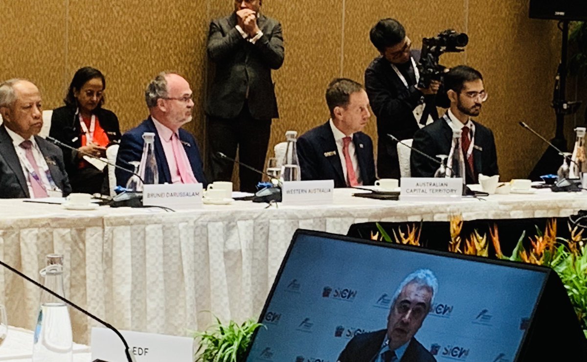 Singapore Energy Week @SIEW_sg off to a powerful start with Western Australian Minister for Energy @BillJohnstonMLA Johnston & ACT Minister for Water, Energy & Emissions Reduction, @ShaneRattenbury featuring in a Ministerial Roundtable on energy security in a low carbon world.