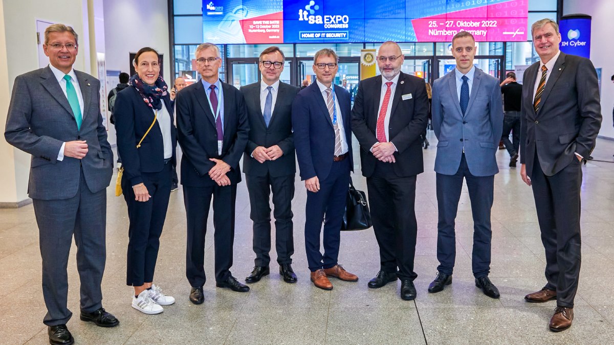 Live from #itsaexpo 2022: The first day has started with halls full of enthusiasm &amp; the presentation of the latest innovations – a perfect setting for our VIP tour around the booths! Afterwards, the programme continues without stop with the official opening press conference. ☑️