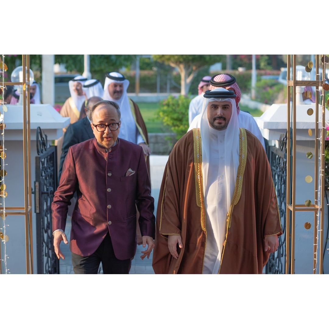 IndiaInBahrain's tweet photo. 2/2 His Highness Shaikh Mohammed bin Salman Al Khalifaโs visit to these families on the occasion of Diwali, is a unique tradition in Bahrain symbolizing the values of coexistence and harmony.
#50yearsofIndiaBahrain
#IndiaBahrainFriendship
@MEAIndia @IndianDiplomacy @drausaf https://t.co/oAkg7jGad1