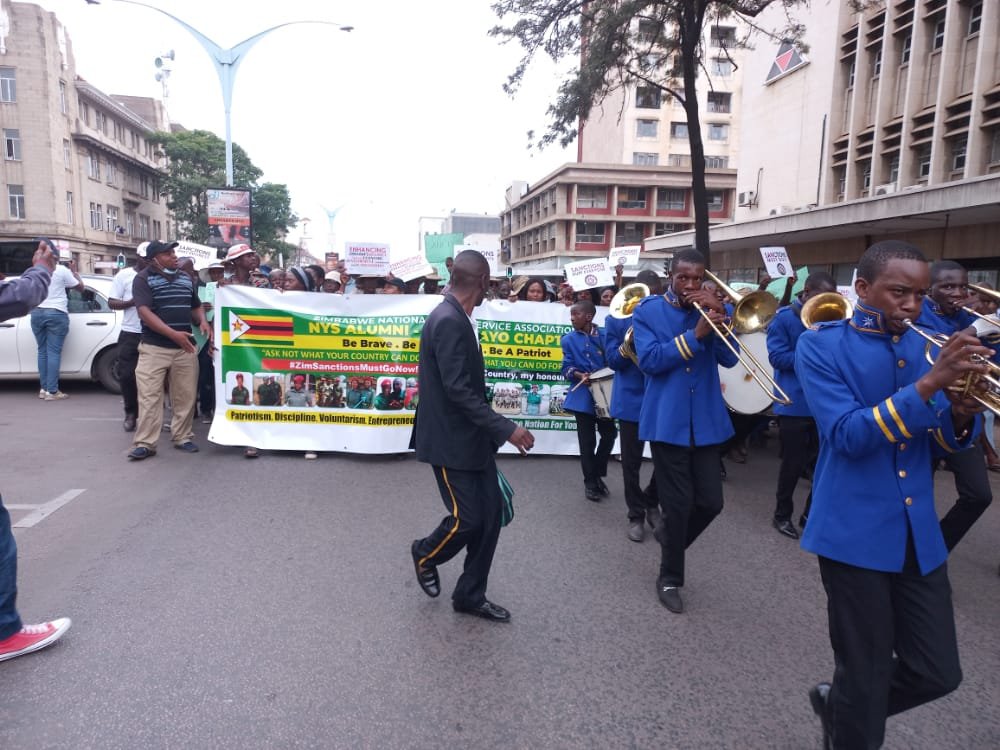 zanupf_patriots's tweet photo. Bulawayo residents have commenced the anti-sanctions March. ‼️

They are carrying placards calling for the lifting of illegal sanctions imposed on Zimbabwe. https://t.co/YCQRUjT4Br