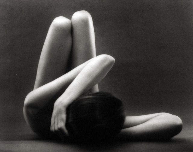 cammisafra's tweet photo. Volevo dirti quello che penso, e cioè che bisogna sempre conservare per se stessi, ecco che ritrovo le parole, un posto, una sorta di luogo personale, si, per essere soli e per amare
Marguerite Duras - Emily L.
Ph Ruth Bernhard
#ParoleDAmore #CasaLettori
https://t.co/03ZmHEn8Cn https://t.co/LQdZAaNqpo