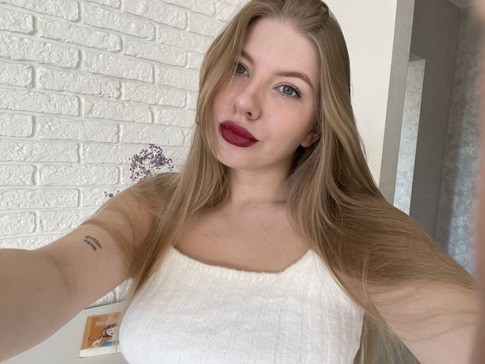 Online with my red lips 👄 https://t.co/cOrroPL0G3