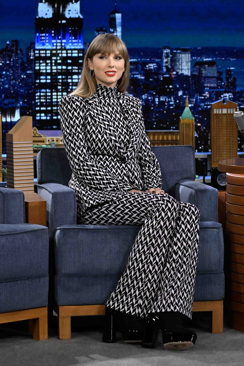 salisbot's tweet photo. Thrilled to see Taylor Swift following my lead on wearing dazzle camouflage - important that nobody can estimate her speed or heading https://t.co/nD16rEMwOV