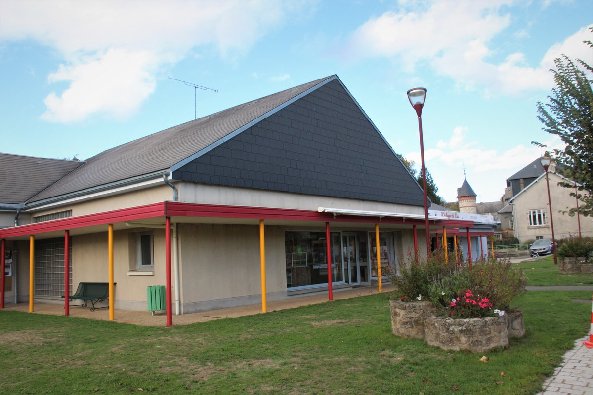simonetv23's tweet photo. Invitée hier à #Marsac à l'occasion de l'inauguration des travaux de redynamisation du centre-bourg. 👏Bravo à la commune et aux entreprises pour ce beau projet : en 2 ans, 7 commerces et la création d'une dizaine d'#emplois. Des magasins de #proximité indispensables chez nous ! https://t.co/HD1jmMuXPc
