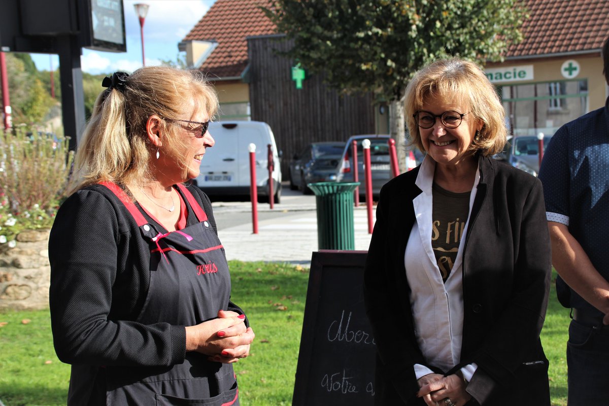 simonetv23's tweet photo. Invitée hier à #Marsac à l'occasion de l'inauguration des travaux de redynamisation du centre-bourg. 👏Bravo à la commune et aux entreprises pour ce beau projet : en 2 ans, 7 commerces et la création d'une dizaine d'#emplois. Des magasins de #proximité indispensables chez nous ! https://t.co/HD1jmMuXPc