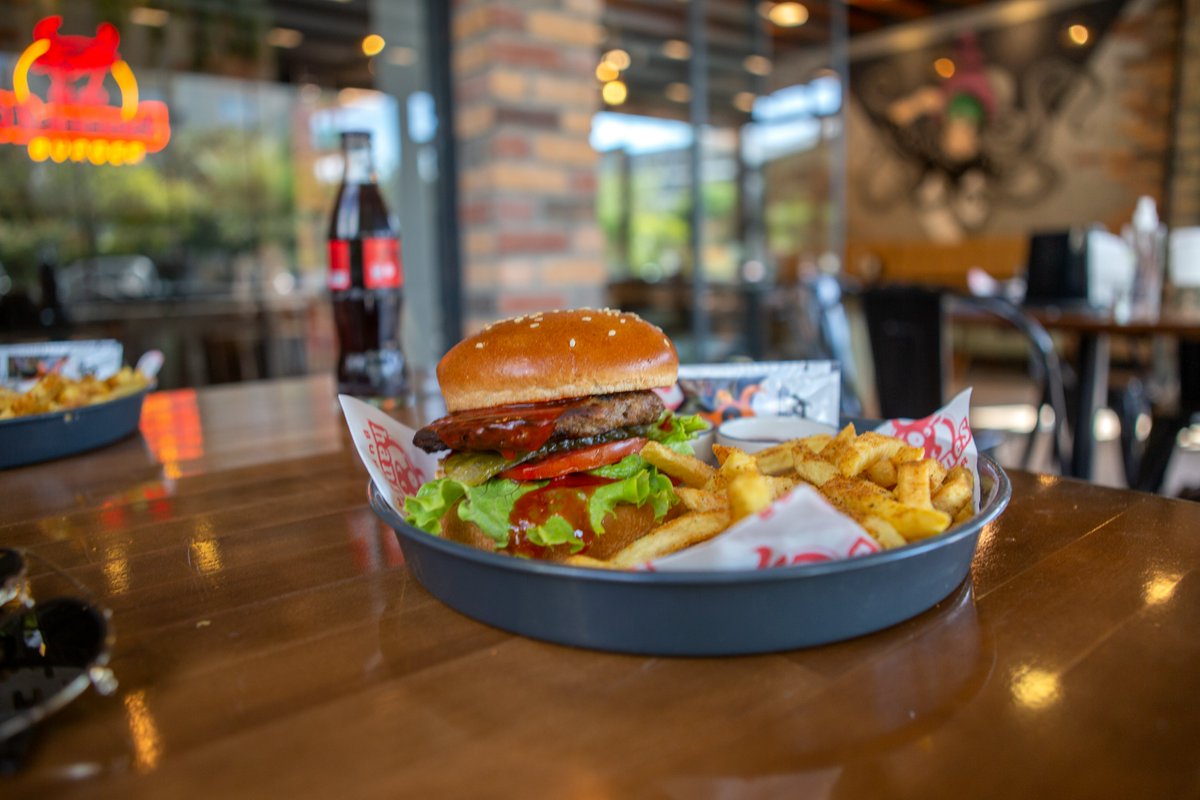 Ohannes_Burger's tweet photo. Ortam ne kadar ışıl ışıl olsa da gözleri kamaştıran bir başka be Ohannes'li 🤩🍔

#ohannesburger #burgerstore #burgerreels #burgerday #burger🍔 #burgerlovers #burgers https://t.co/7c5OmNlD8z