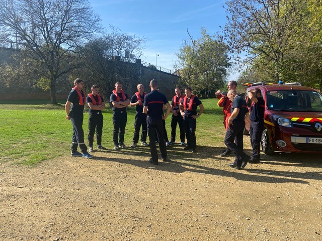 SDIS58's tweet photo. Semaine 3⃣ #FI #SPP : fin du module #PPBE ! Les 👨‍🚒👩‍🚒 ont aussi travaillé en ateliers pédagogiques avec certaines de nos équipes spécialisées : #GSAN, équipe #nautique et #SMPM. Merci à eux pour leurs concours, ainsi qu'aux différents sites extérieurs qui ont pu nous accueillir 🙏 https://t.co/9j8FW88h2J