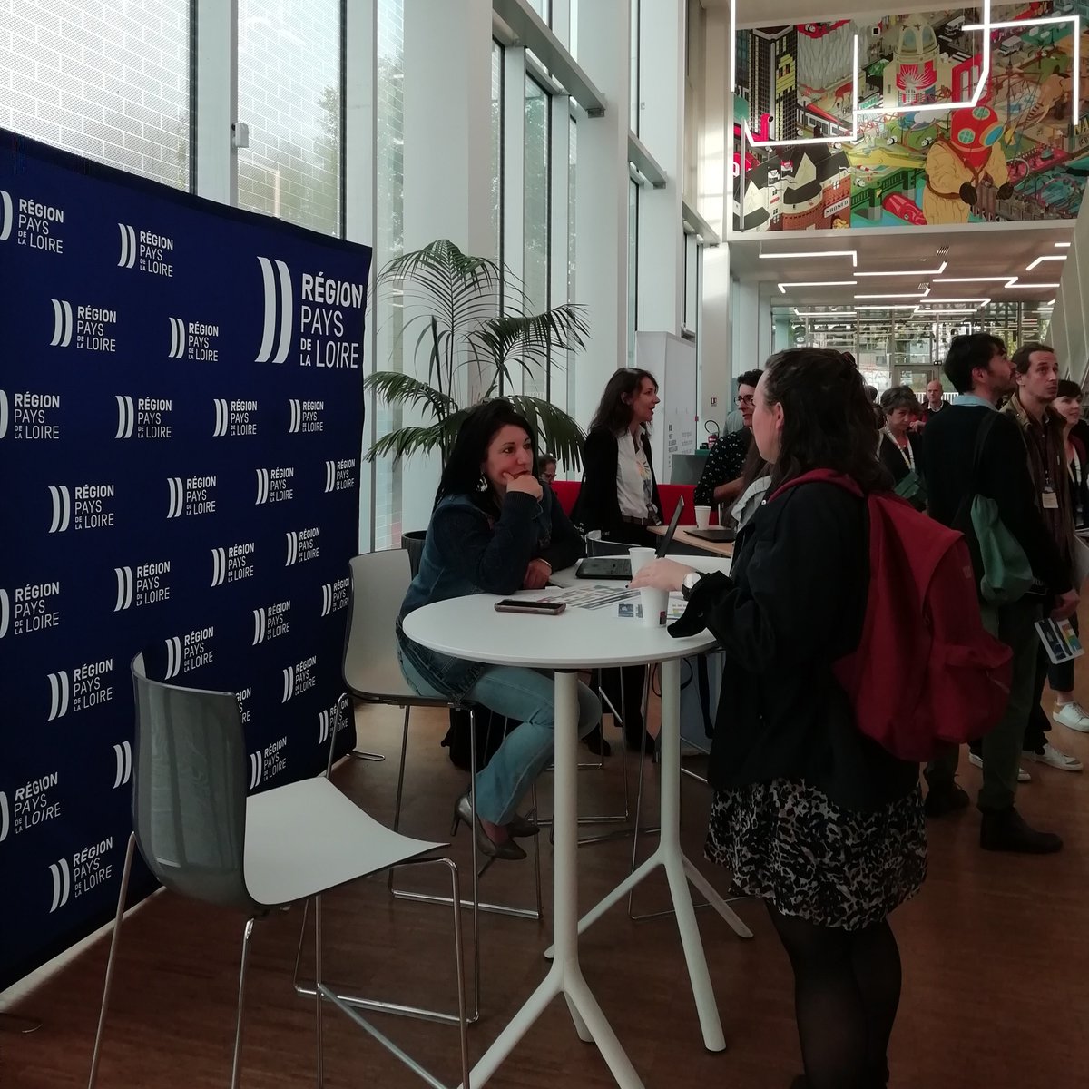 paysdelaloire's tweet photo. ➡ @ForumEDLCenPDL : le stand de @paysdelaloire présente la boîte à outils économique régionale mise à disposition des entreprises culturelles pour les accompagner et les soutenir dans leur développement économique. + d’infos sur https://t.co/Bwh7kVl5BG https://t.co/j40dglgfCi