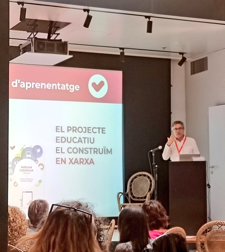Clickedu's tweet photo. En @manelsalas24, director pedagògic de @VedrunaCat, ens explica com a les seves escoles es porta el projecte educatiu a la pràctica. És impressionant escoltar les bones pràctiques dels centres! Gràcies per compartir-les avui! https://t.co/XBCls5KMLu