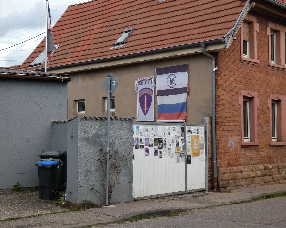 SWAProtest's tweet photo. RLP Extreme Rechte #Reichsbürger
Der Polizeieinsatz gestern in Siebeldingen diente zunächst zur Vorführung beim Amtsgericht. Dann erst kam es zu Durchsuchungsmaßnahmen, wobei #Waffen (keine spezifischen Angaben), Patronen und Hanfpflanzen sichergestellt wurden. https://t.co/adMjXSRd9a