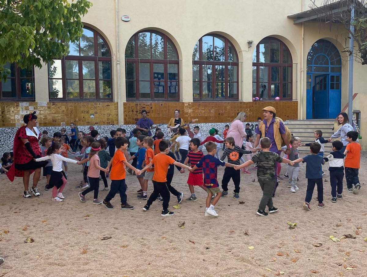 Visita d’<a href="/elsatrapasomnis/">Els Atrapasomnis</a> a l’Escola tot iniciant el #viatgedevioleta <a href="/crpselva1/">CRP Selva I</a>