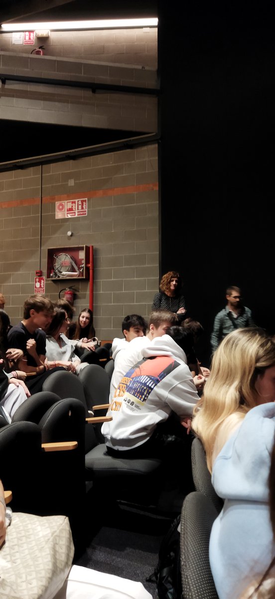 pmariasantcugat's tweet photo. L'alumnat de Batxillerat ha pogut gaudir de l'obra de teatre de Romeu i Julieta al teatre Poliorama, on han fet una revisió del clàssic de William Shakespeare i li han donat un aire molt novedós 🎭 #teatre #sortidacultural #poliorama #barcelona #santcugat https://t.co/z8e1qO8cQ3