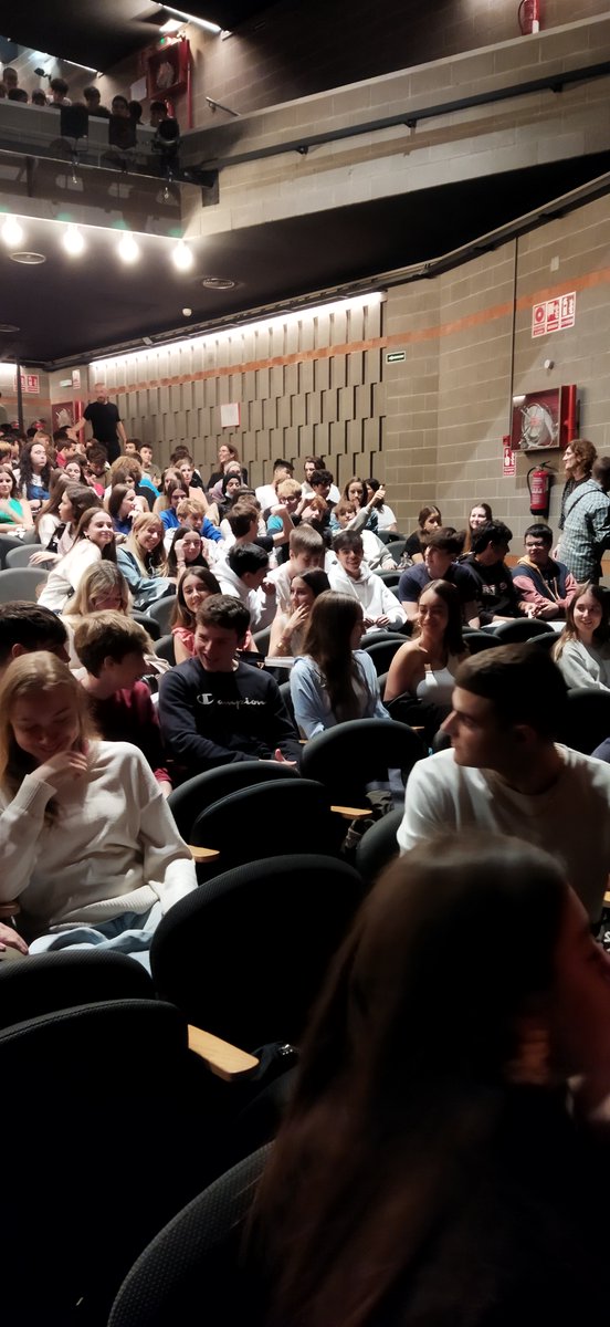 pmariasantcugat's tweet photo. L'alumnat de Batxillerat ha pogut gaudir de l'obra de teatre de Romeu i Julieta al teatre Poliorama, on han fet una revisió del clàssic de William Shakespeare i li han donat un aire molt novedós 🎭 #teatre #sortidacultural #poliorama #barcelona #santcugat https://t.co/z8e1qO8cQ3
