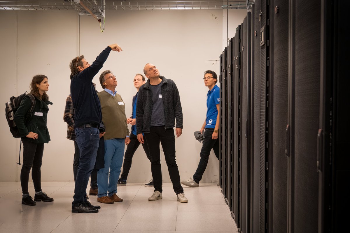 The cluster consists of 177 compute nodes with the latest generation of Intel Icelake CPUs 🤓. 5 of these nodes have 2 TB of RAM to deal with very large data 💿sets . And there are 4 nodes with each 4 NVIDIA A100 GPUs as well as 5 interactive nodes for data analytics 📊