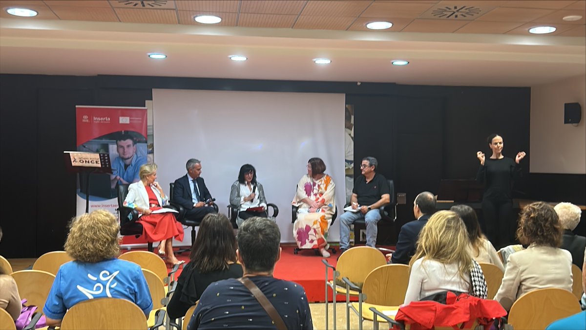 👥 Comienza la mesa redonda con <a href="/QuintanillaCarm/">Carmen Quintanilla</a>, presidenta de <a href="/AFAMMERmujer/">Afammer</a>; Víctor Javier Hernández, dir. de #Comunicación y #RelacionesInstitucionales de <a href="/elcorteingles/">El Corte Inglés</a>; <a href="/paulabaezag/">Paula Baeza</a>, coord. del <a href="/ToledoMujer/">CENTRO MUJER TOLEDO</a> y José Antonio Romero, gerente del <a href="/CERMICLM/">CERMI CLM</a>.