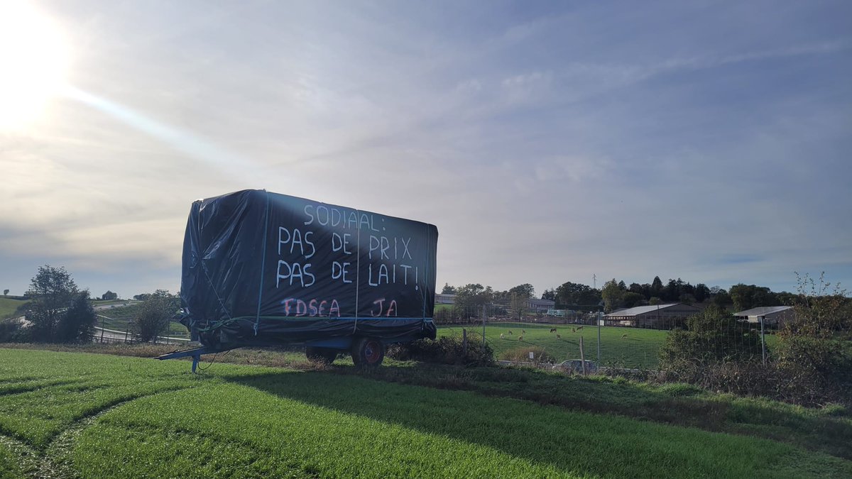 FDSEA12's tweet photo. @FDSEA12 et @JAveyron se sont retrouvés hier pour exprimer leur mécontentement face à une mauvaise répartition de la valeur ajoutée du lait entre les différents acteurs de la filière.
Le partage de la valeur, c'est la survie des éleveurs !
#justeremuneration @FNSEA @ReseauFnpl https://t.co/D8qU3KGby4