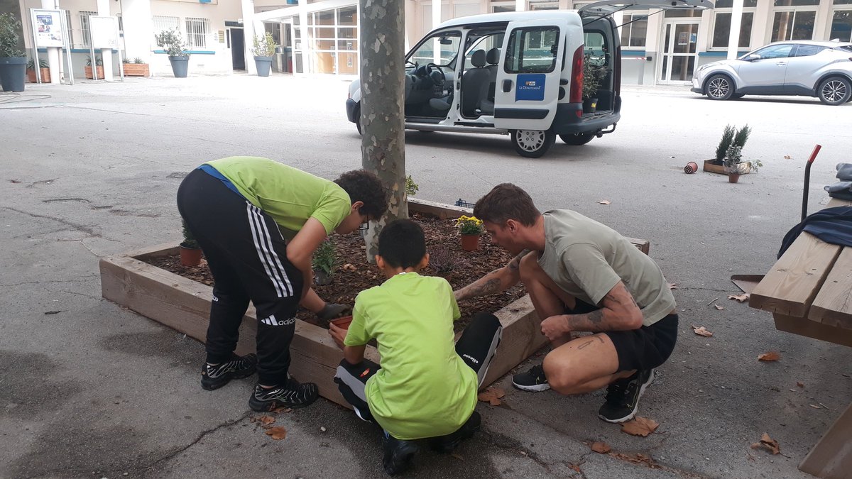 Des élèves de 6ème et de 5ème du collège #PierrePuget embellissent la cour du <a href="/Lycee_Bonaparte/">Lycée Bonaparte</a> 🌱⚘ Compost fabriqué au collège, s'il vous plaît 👌 Un grand merci à eux et aux encadrants de #écoleouverte !