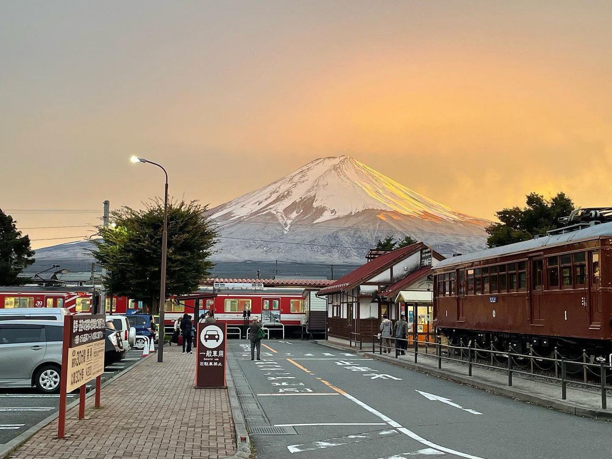 RonallChersan's tweet photo. 🗻นี่คือภาพของภูเขาไฟฟูจิ ถ่ายเมื่อประมาณ 1 ชม. ที่แล้ว (5:00 p.m. JST) 

วันนี้มีปรากฏการณ์ที่หิมะตกกลางฤดูใบไม้ร่วง ทำให้ขาวโพลนลงมาถึงเชิงเขา อุณภูมิพื้นราบ 7°C เมื่อแสงอาทิตย์ยามเย็นตกกระทบจึงได้เห็นความงดงามนี้

ลิงก์ต้นทางจาก kawaguchiko Station Inn: https://t.co/vfQpIAN94u https://t.co/pYHgRfvJEh
