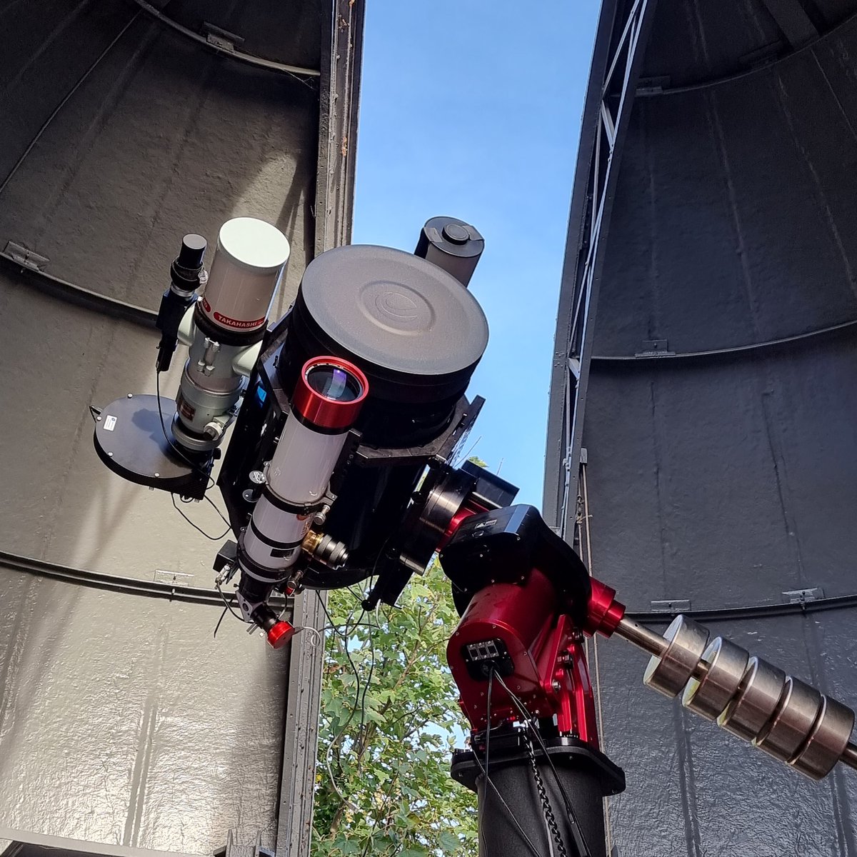 RMGreenwich's tweet photo. ▶️Join us LIVE from 10.05 as we observe the solar eclipse from the Royal Observatory!

 https://t.co/IAqEpVEVZ9 https://t.co/50qTltCAOt