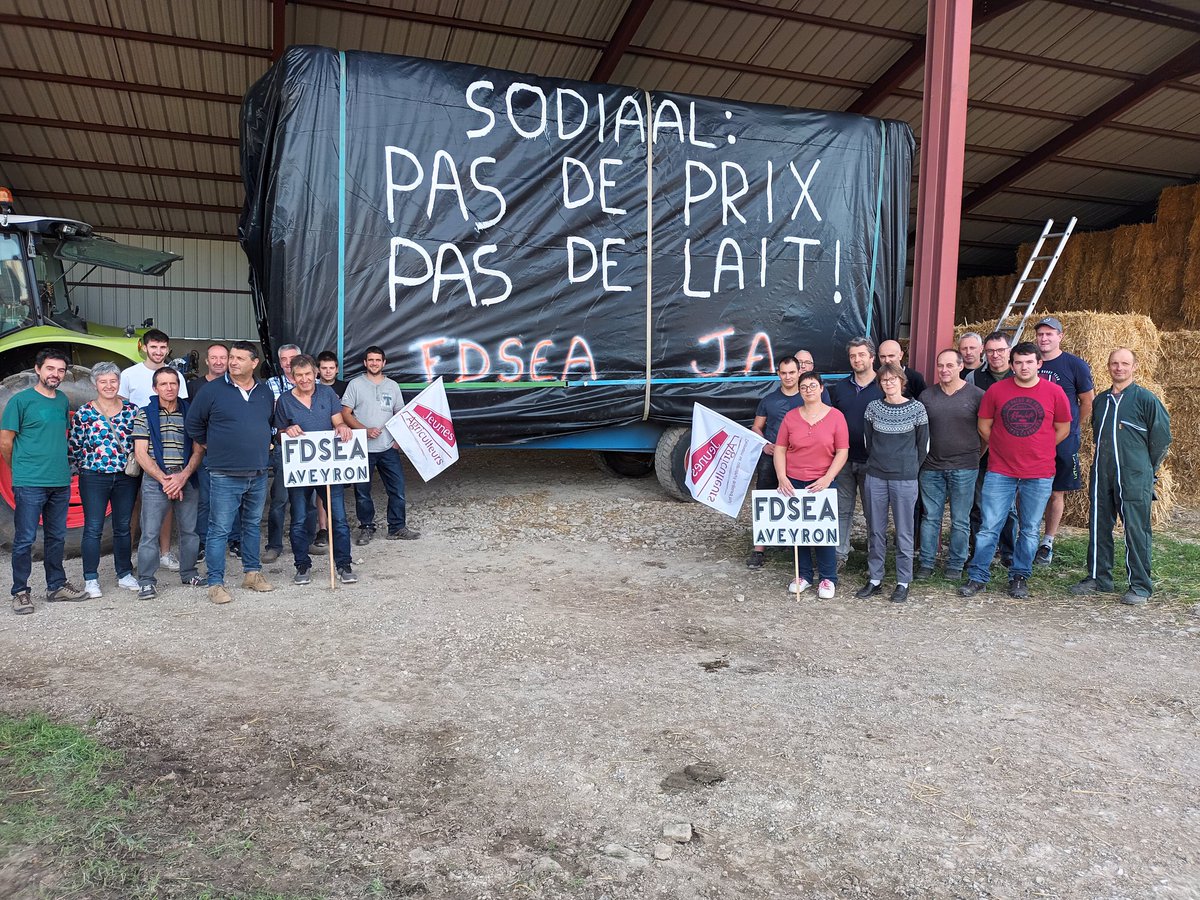 FDSEA12's tweet photo. @FDSEA12 et @JAveyron se sont retrouvés hier pour exprimer leur mécontentement face à une mauvaise répartition de la valeur ajoutée du lait entre les différents acteurs de la filière.
Le partage de la valeur, c'est la survie des éleveurs !
#justeremuneration @FNSEA @ReseauFnpl https://t.co/D8qU3KGby4
