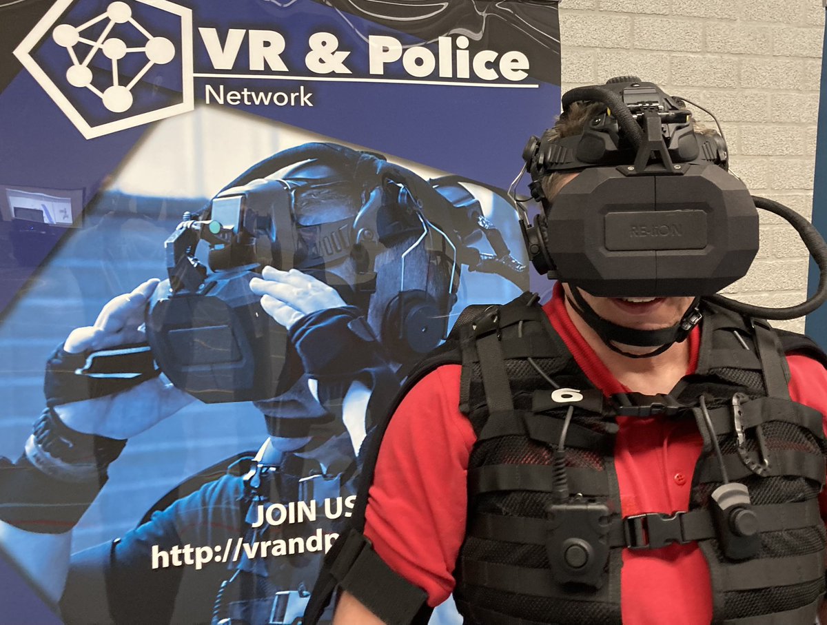 Soon also an English subtitled version of this videos will be made available. Mid November in Amsterdam, we will formulate our final conclusions of the @SHOTPROS project to the  <a href="/EU_Commission/">European Commission</a> <a href="/EUHomeAffairs/">EU Home Affairs</a> 
#VR #police #training