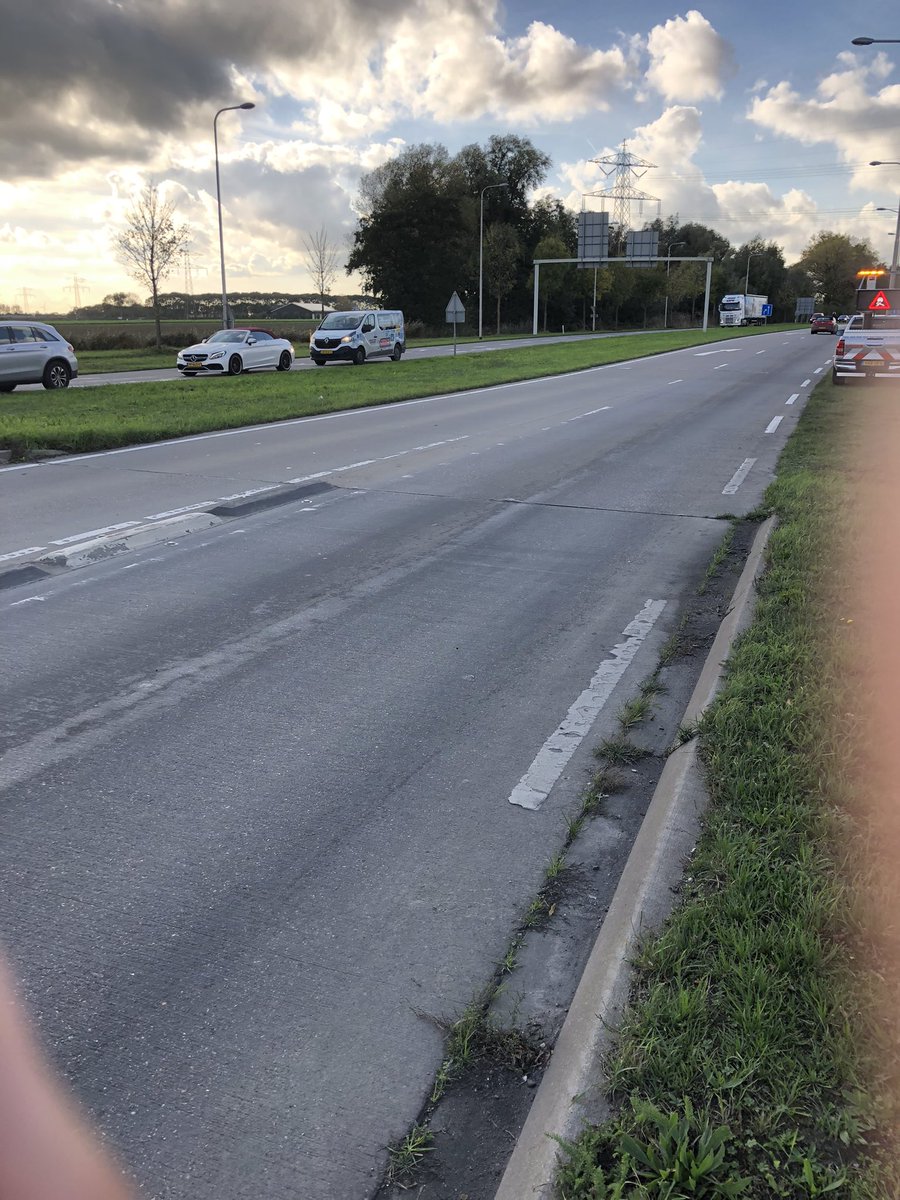 WIS_Sven's tweet photo. IVM een vettige vloeistof op de #n285 vanaf de afrit A17 richting Klundert. Moeten wij de weg gaan reinigen 🧼. 👷 is onderweg met een wegdekreiniger🧼. IVM de spits zal er verkeershinder/file zijn. @Brabant @RWSverkeersinfo https://t.co/ghtkT6a1Pi