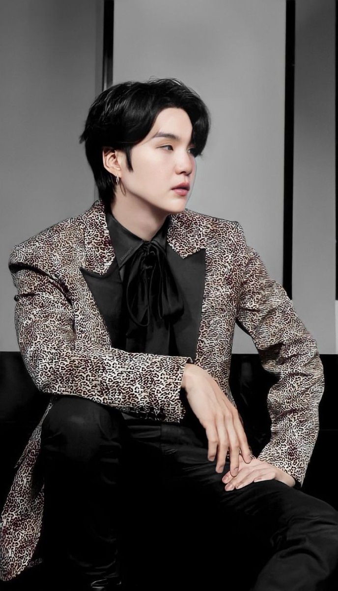 zhxxxa's tweet photo. Secret Admirer,

; How to show feelings or even to be able to say it? Please, I need guts for that.

Min Yoongi x oc
©zhxxxa https://t.co/87680VTDIR