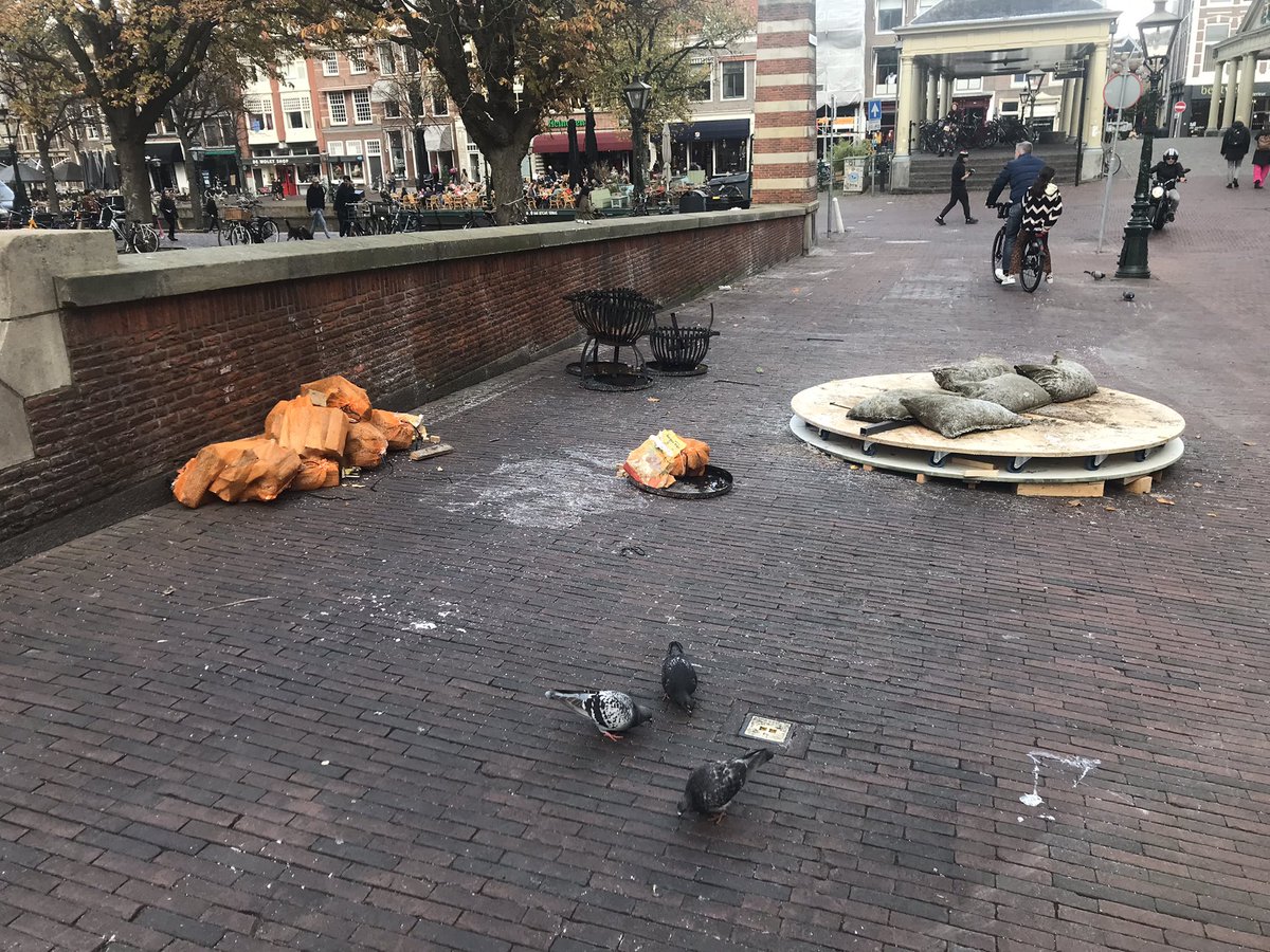AfvalL's tweet photo. Volgens mij heeft @bol_com ook sneeuw en andere spullen achtergelaten zie foto @GemeenteLeiden misschien vragen of zijzelf de stoep schoonmaken en hun afval weggooien. https://t.co/cgKjCF1OaZ