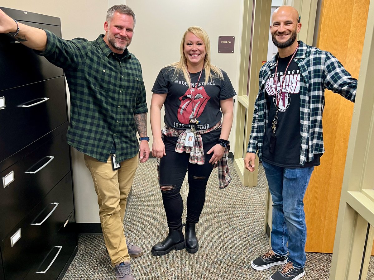 pgsdfalcons's tweet photo. Students and staff at Pottsgrove Middle School are gearing up for their Fall Fest on Friday with a spirit week!🍁🍂🎃 Today is Decades Day and we've seen outfits inspired by the 60s, 70s, 80s, and 90s. Looking good, PGMS!
#PottsgroveProud #fallfest @DrGonzalezPGMS https://t.co/W7xAZBMJtD