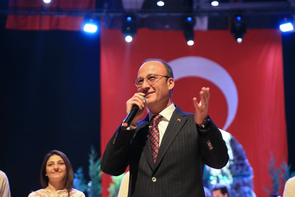 AvniOrki's tweet photo. 29 Ekim Cumhuriyet Bayramı etkinlikleri kapsamında çalışma arkadaşlarımızın sahnelediği “İşgalden Cumhuriyet'e” adlı oyun liseli kardeşlerimizle buluşmaya devam ediyor. Salonu dolduran gençlerimizin Cumhuriyet coşkusu beni çok mutlu etti. Yaşasın Cumhuriyet. https://t.co/BKzm5DiF6A