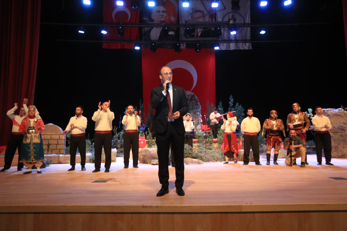 AvniOrki's tweet photo. 29 Ekim Cumhuriyet Bayramı etkinlikleri kapsamında çalışma arkadaşlarımızın sahnelediği “İşgalden Cumhuriyet'e” adlı oyun liseli kardeşlerimizle buluşmaya devam ediyor. Salonu dolduran gençlerimizin Cumhuriyet coşkusu beni çok mutlu etti. Yaşasın Cumhuriyet. https://t.co/BKzm5DiF6A