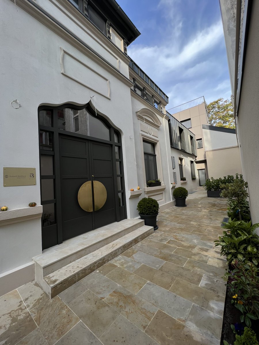 andrei_badiu's tweet photo. Welcome to our new HQ. this is the main entrance and courtyard. 
@3bexpert is @RussellBedford member in Romania since 2008. 
#takingyoufurther #3bexpert #audit #contabil https://t.co/LWpUH4hIbp