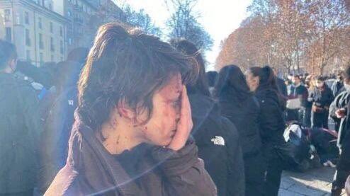 stanzaselvaggia's tweet photo. Delle manganellate agli studenti oggi parli solo chi ha parlato anche delle manganellate agli studenti lo scorso gennaio, per esempio. Perché facevano schifo lo stesso. https://t.co/iPHivBHvN9