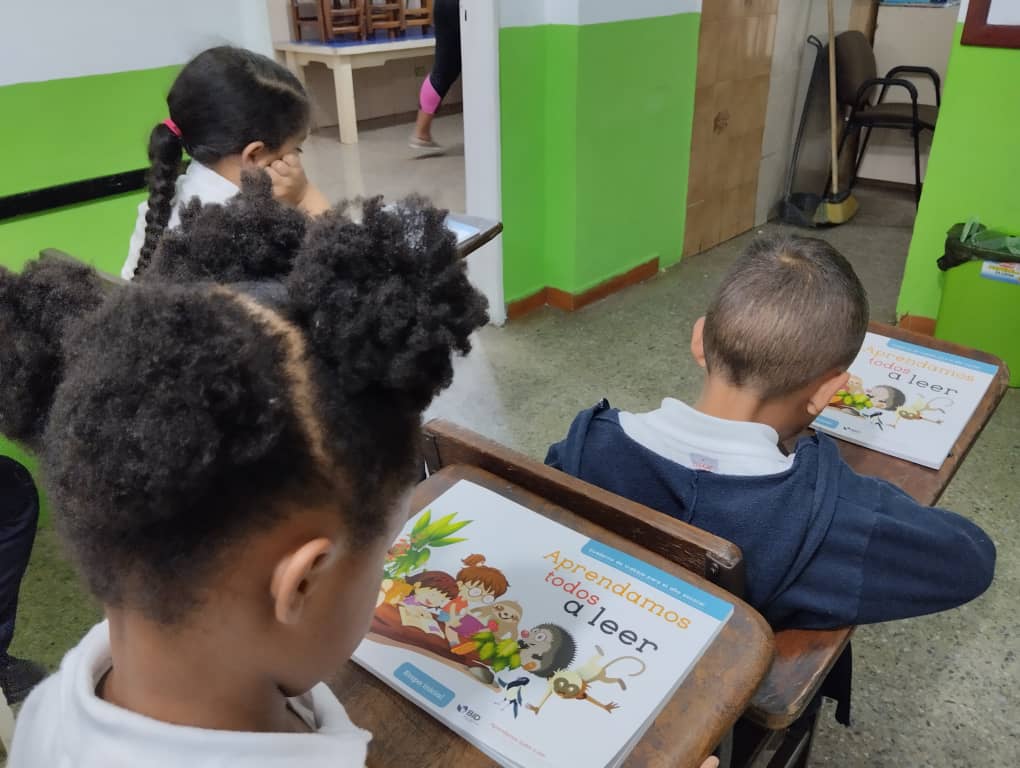 LeoJuegoAprendo's tweet photo. 📚Así como la construcción de un edificio empieza por las bases, que son fuertes y resistentes, así mismo Leo, juego y aprendo, sienta las bases del aprendizaje, logrando que el niño domine la lectura y la escritura de manera fuerte y resistente. https://t.co/L7qAMSQslS