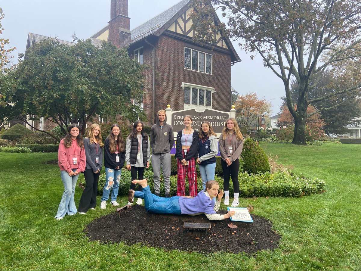 PointBeachHS's tweet photo. Art students visiting the Spring Lake Library to view the Seward Johnson exhibit. https://t.co/nHuEeCmQn6