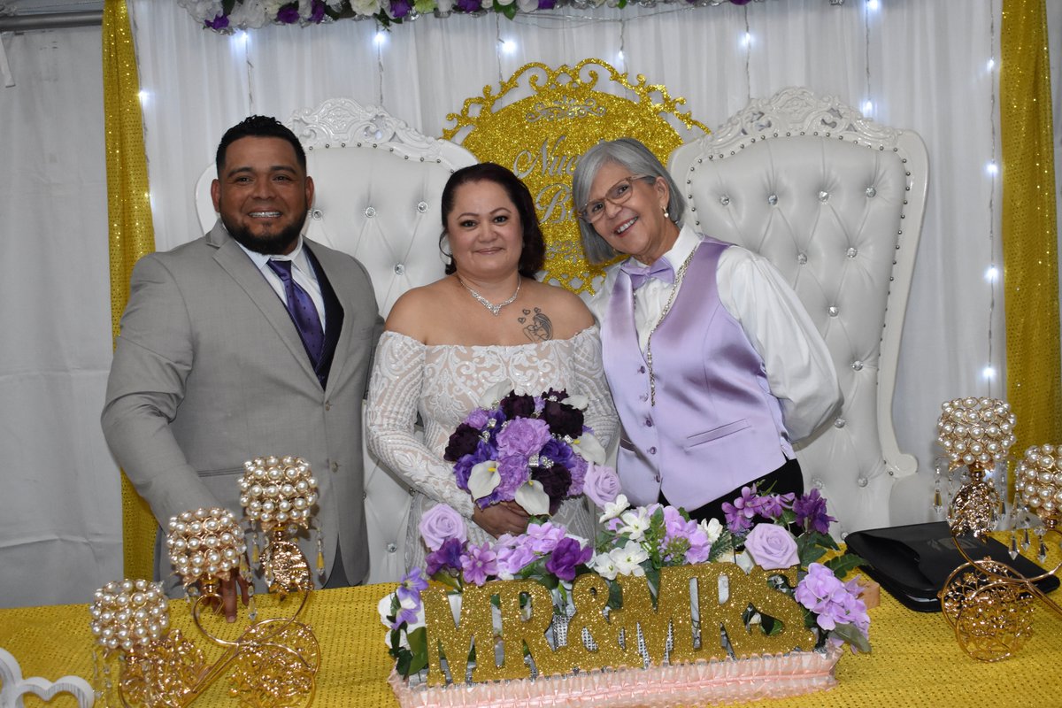 Karla y José están juntos desde la adolescencia; más de 23 años; tienen hijas y nietas que formaron parte del cortejo. La felicidad familiar se mostró en todo momento del evento #bodas2022 #longisland #mariarosariorowan