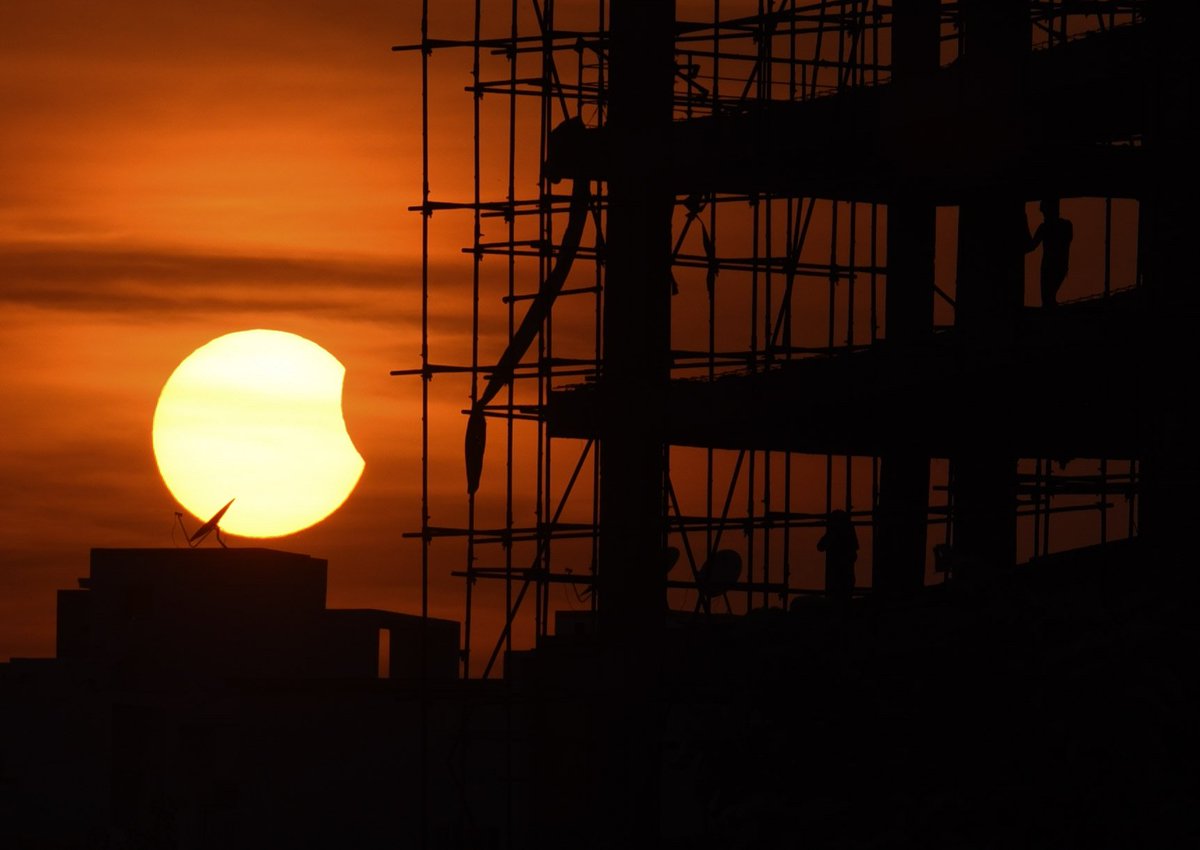 Solar eclipse captured near a construction site near Pallavaram Thoraipakkam radial road in chennai. #SolarEclipse2022