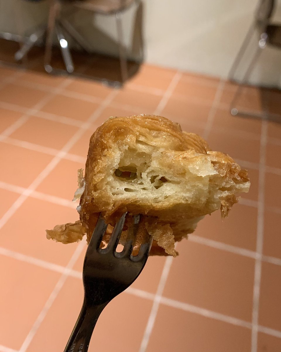 ✔️ 성수 퍼먼트

 ⤷ 퀸아망 ( 0.4 ) : 지금까지 먹어본 퀸아망 중에 제일 마싯음 .. 부동의 1위 르 알**카를 제치고 1위 등극 😇 하나하나 느껴질 정도로 패스츄리 결이 살아있고 파스라지는 식감도 일품. 그리고 눈 돌아간 부분 > 버터 누른 부분이 있는데 ( 마지막 사진 참고 - 먹다가 찍어서 좀