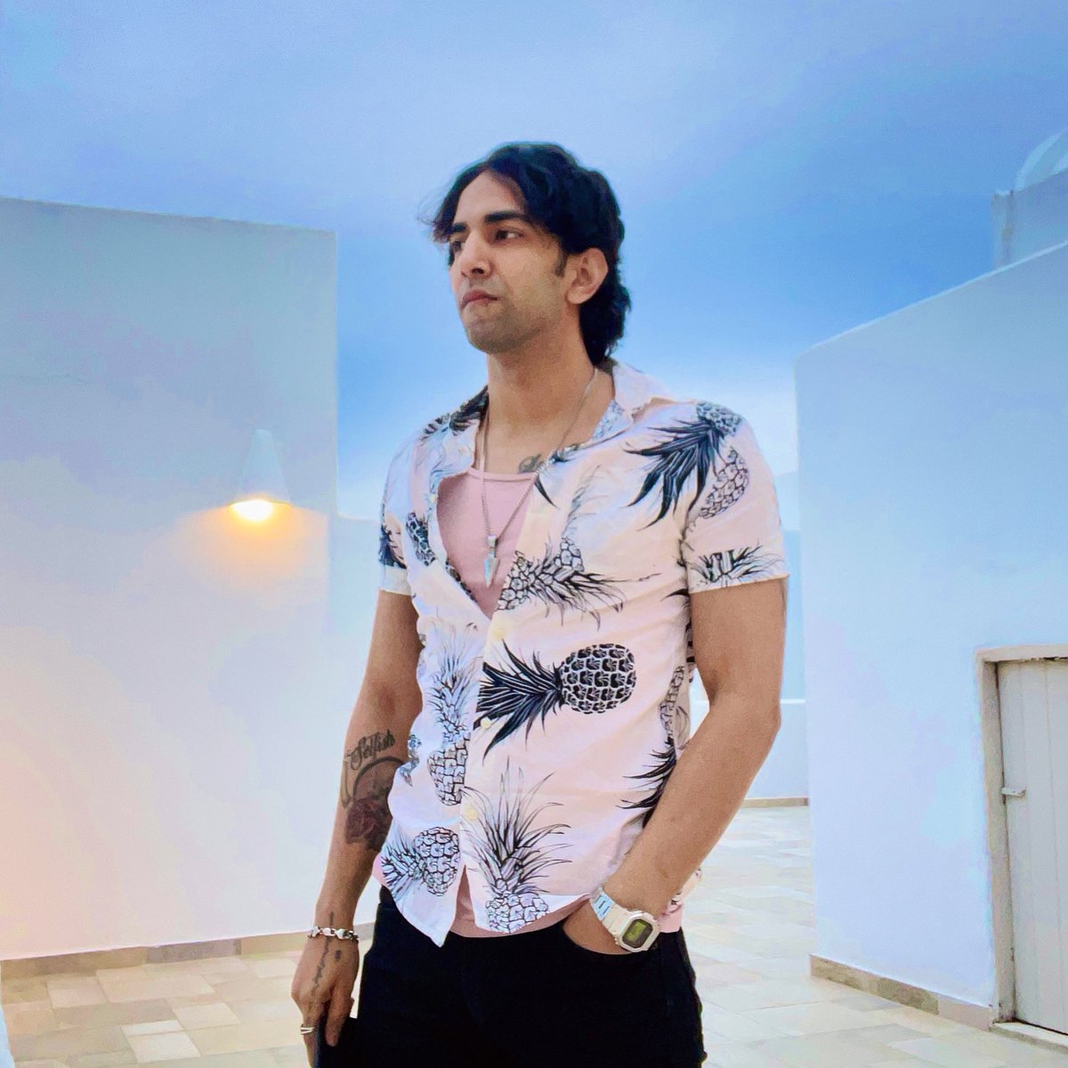 vilenofficial's tweet photo. I met this guy named ‘Vipul’ in Santorini after a very long time! https://t.co/5pzEssNduE