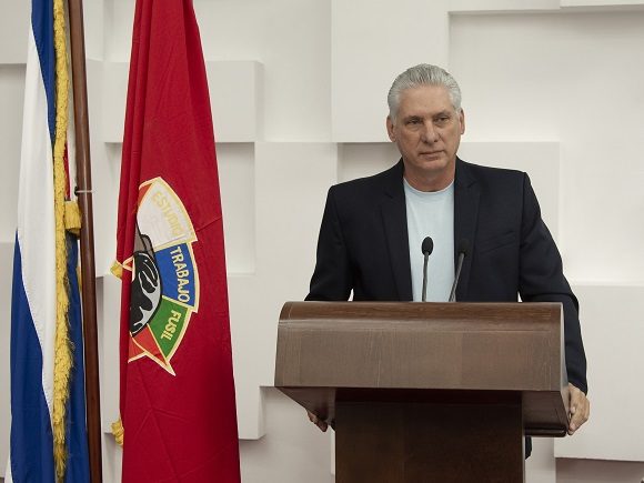 AylinAlvarezG's tweet photo. @DiazCanelB: «Hay muchos jóvenes... que tienen un ímpetu tremendo por hacer, innovar, aportar, generar nuevos conocimientos. Esos jóvenes, esos compañeros, sean militantes o no, tenemos que identificarlos, tenemos que atenderlos, tenemos que potenciarlos...». #Cuba @UJCdeCuba https://t.co/Rh7Z3VJlEI
