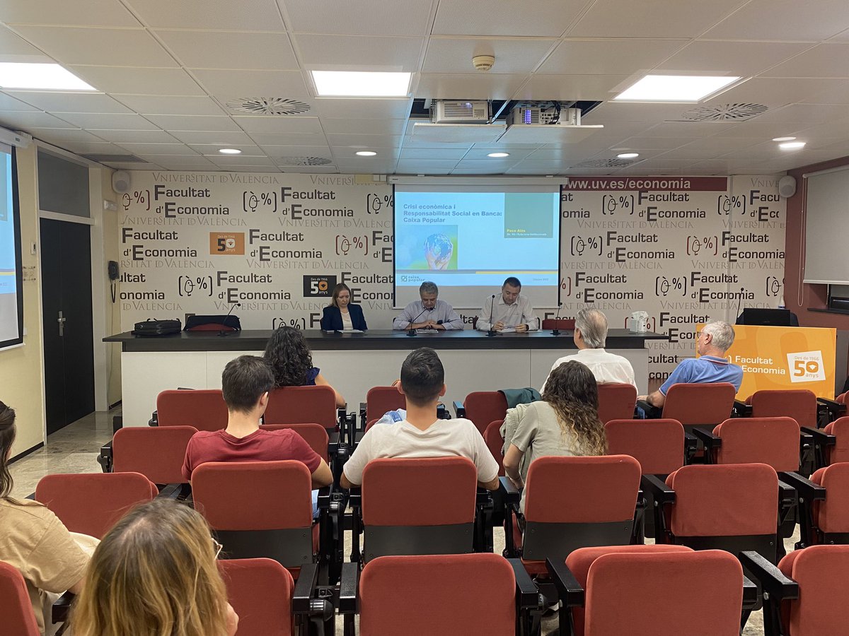 Inaugurem les VIII Jornades sobre RSE i EBC en Entitats Financeres amb Francesc Muñoz, Degà de la <a href="/FdEconomiaUV/">Facultat d'Economia</a>; <a href="/PacoAlos/">Paco Alos</a>, Director de RSC de <a href="/caixapopular/">Caixa Popular</a>; i <a href="/VanessaCamposCl/">Vanessa CCl 🧹🐈</a>, Professora Titular de la UV.