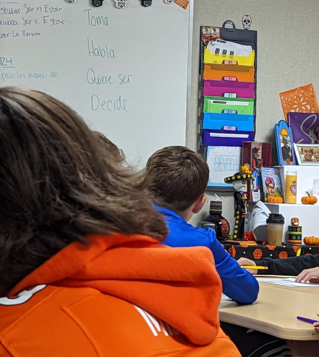 tsuejohnson's tweet photo. This morning, I got to observe Senorita Miller as she tried out a #ComprehensiveInput lesson with her Spanish 1 class. A full room with 100 percent engagement! I love watching teachers take risks to challenge students!! #CI #TraditionOfExcellence @RocketsCUSD3a https://t.co/1sw8mWH3PX