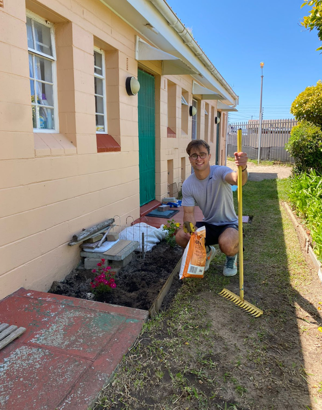 A big thank you to the members of our Cape Town team that volunteered to plant flowers and trees! Angeline Neutt, Wandile Daza, Michiel Bester and Ankia Hoffman spent an entire day helping the local community with vegetation works. Great work team! 💗🌻🌱