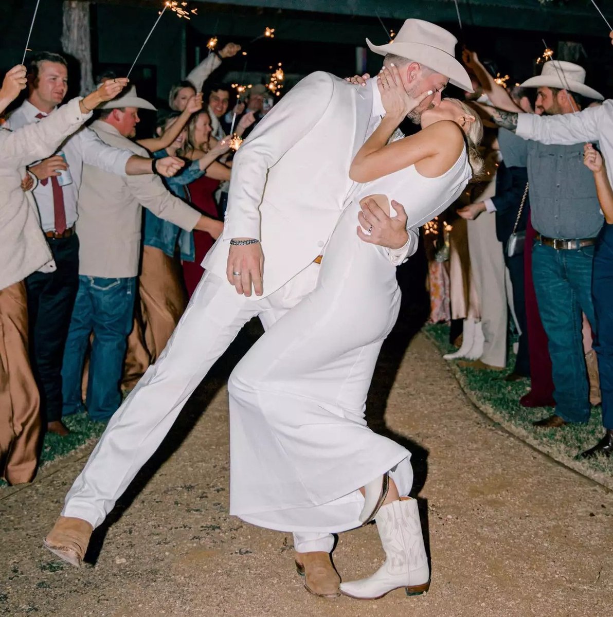 MianchPk's tweet photo. Country Star Chase Bryant Marries Model Selena Weber in Hilltop Texas Ceremony
#hotgossipnewz #pediapie #CountryStar #ChaseBryant #wedding #SelenaWeber 
https://t.co/6pzZR54Geb https://t.co/kPjEkUlQxX